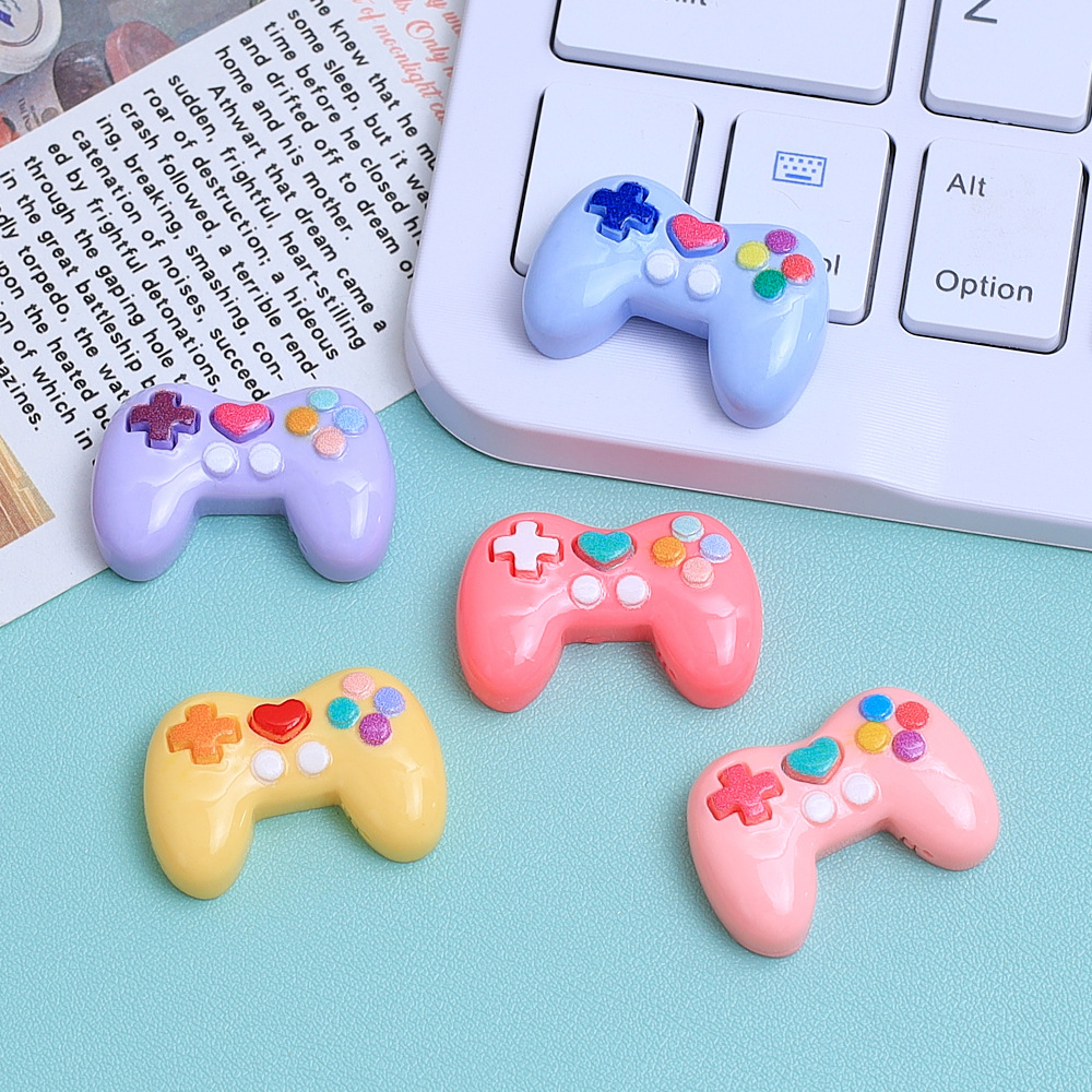 5 قطع من الحلي الراتنجية الملو - مراجعة Gaming Console Keychain وسعره