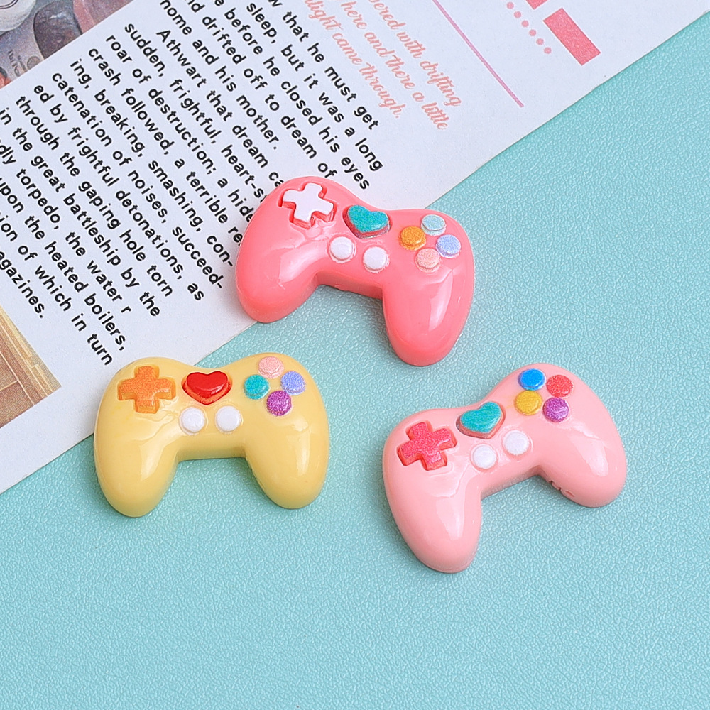 5 قطع من الحلي الراتنجية الملو - مراجعة Gaming Console Keychain وسعره